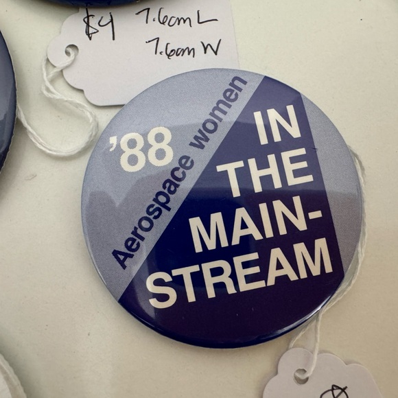 Vintage 9 Buttons of Various sizes - Picture 9 of 10